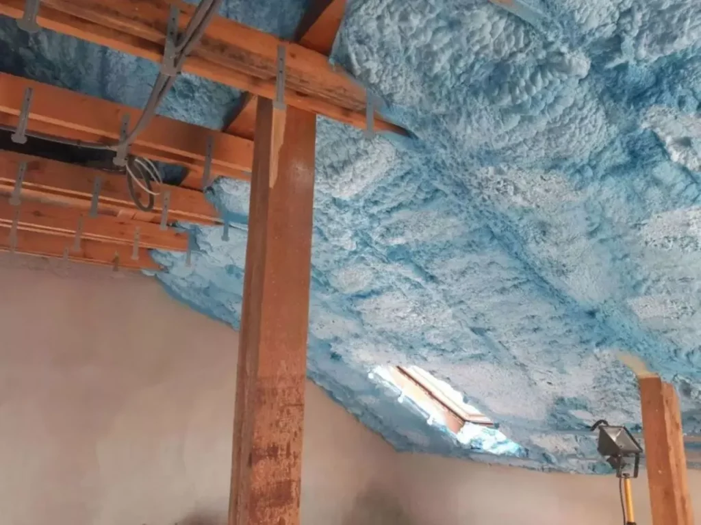 ocieplanie pianką poliuretanową