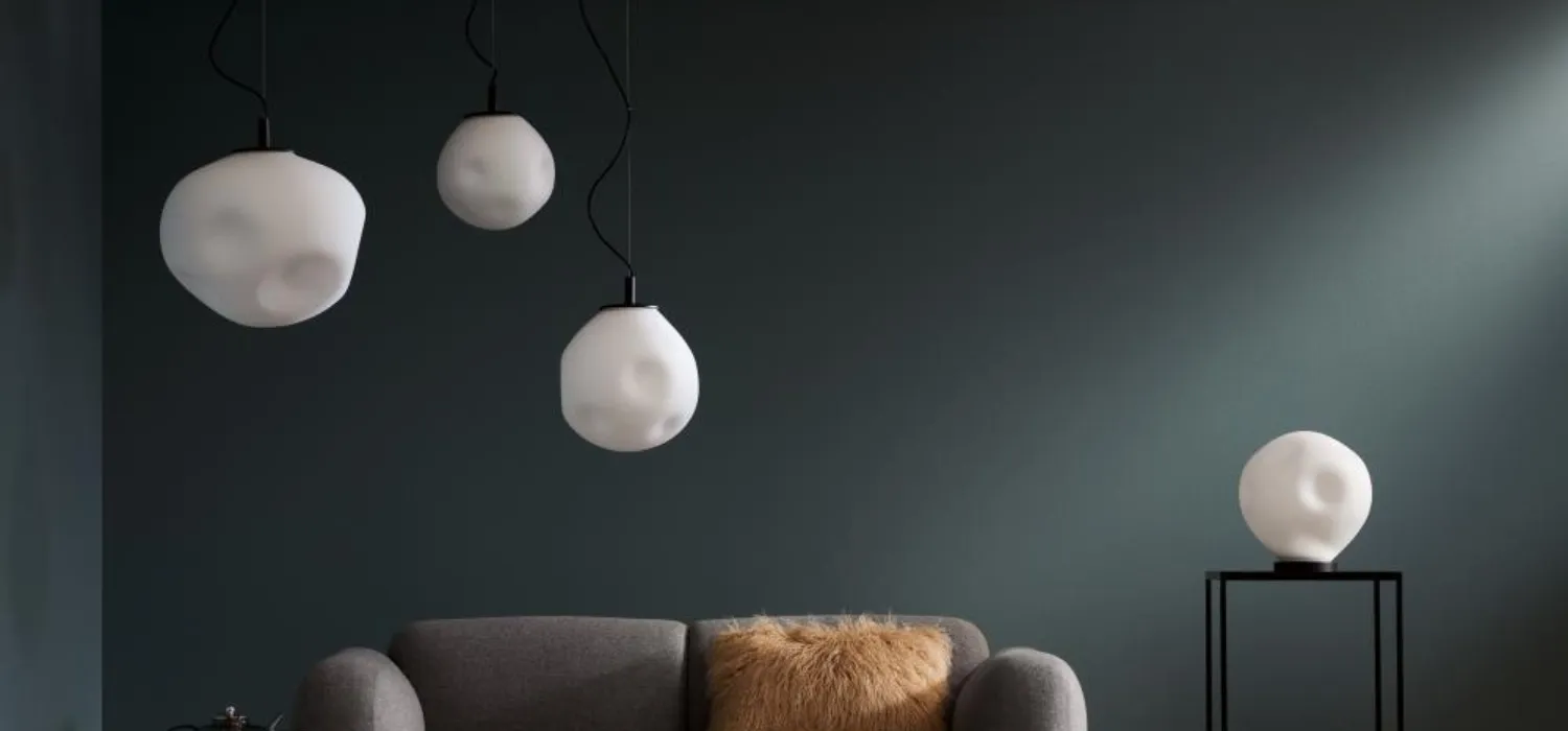 Nowoczesne żyrandole w minimalistycznych wnętrzach