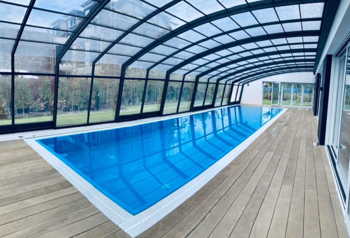 Zadaszenia basenów – jak wybrać odpowiedni model do naszych potrzeb?