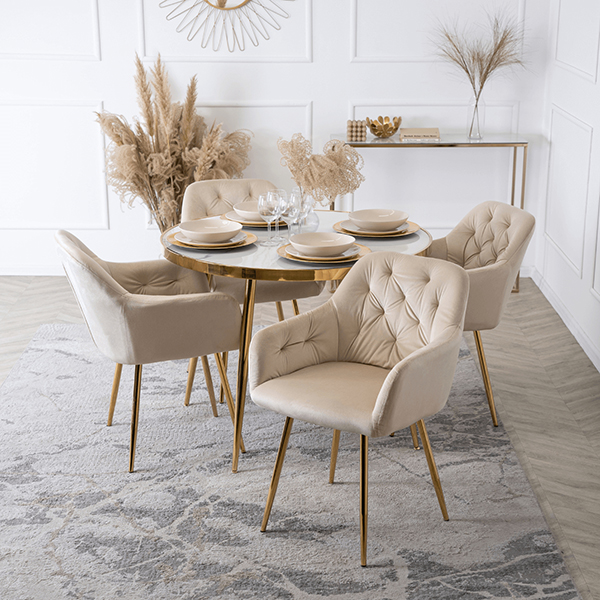 Krzesła w stylu glamour w Twoim salonie!