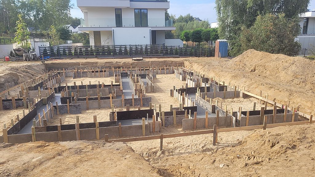 Na czym polega proces budowy domu i jakie materiały są potrzebne?