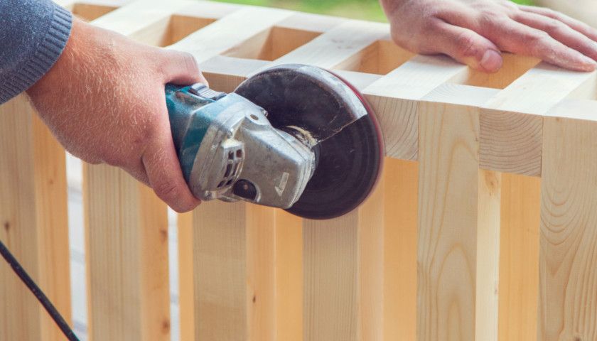 Jaką szlifierkę i papier ścierny do drewna wybrać?